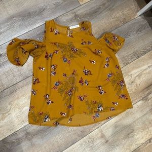Off the shoulder sleeveless blouse. Size large.